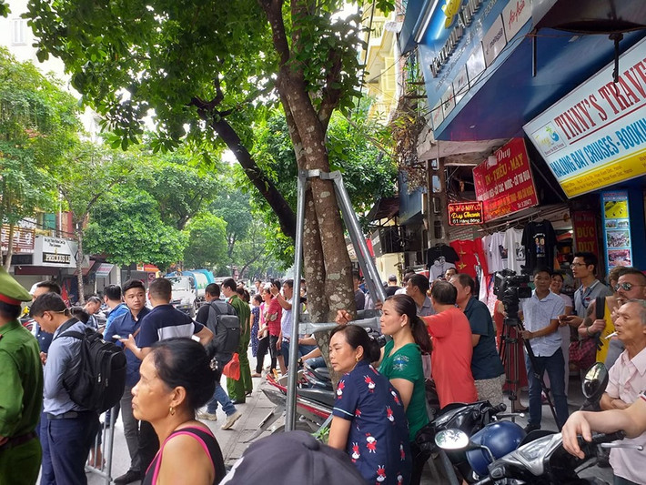 Người dân phố hàng Bông hoảng loạn vì sự việc.