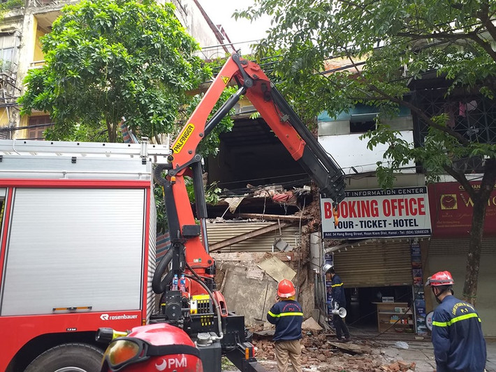 Lực lượng chức năng tháo dỡ phần đổ sập phía ngoài ngôi nhà đổ sập trên phố hàng Bông.