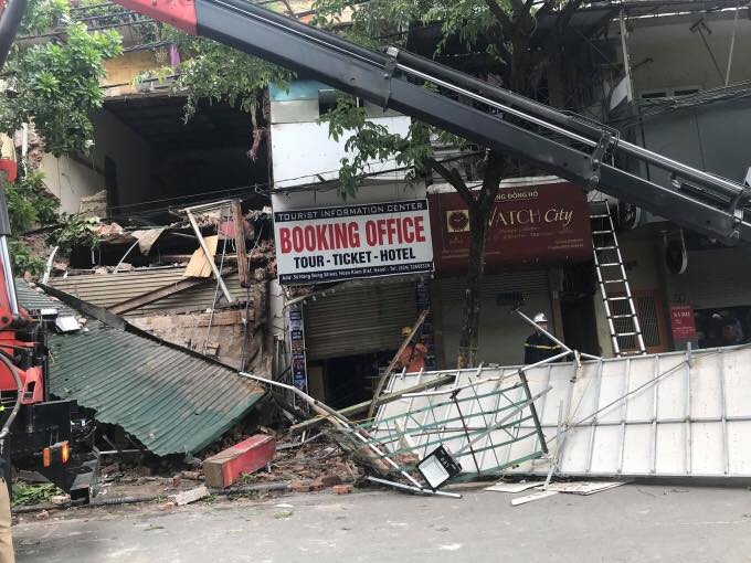 Vụ sập nhà trên phố hàng Bông xảy ra vào khoảng 8h sáng nay. Thời gian trên, người dân trên phố Hàng Bông (quận Hoàn Kiếm, TP Hà Nội) bỗng dưng nghe một tiếng động lớn, rồi nhìn thấy ngôi nhà số 56 Hàng Bông, đổ sập.