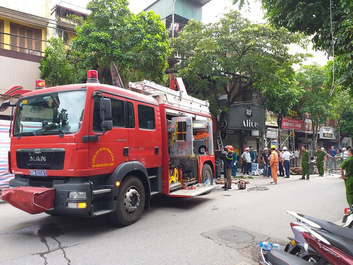 "Nhà tôi tính cả trẻ con là 15 người, tôi về phát hiện thấy nhà sập mới chạy lên gọi tất cả mọi người trong nhà ra. Lúc 7h55 là thấy có hiện tượng sập, tôi đi gần về nhà thì nghe tiếng động lớn" - Bà Lan, người dân phố hàng Bông cho biết.