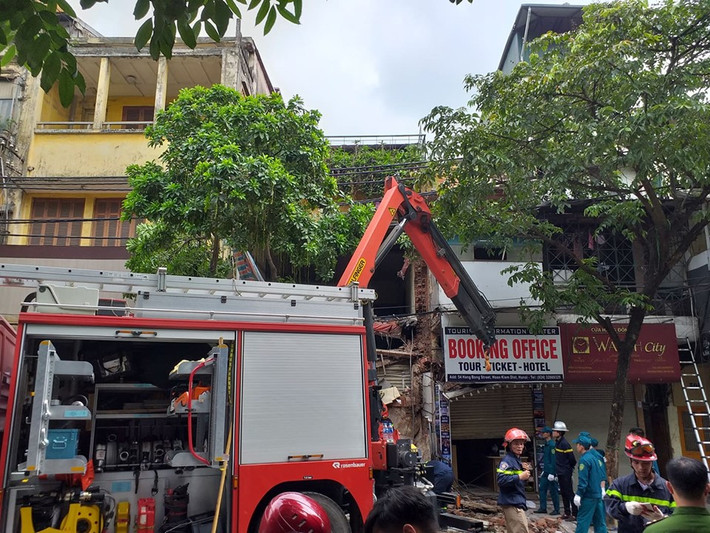 Ngôi nhà số 56 Hàng Bông hiện đang được lực lượng Cảnh sát phòng cháy, chữa cháy và cứu nạn, cứu hộ - Công an quận Hoàn Kiếm sử dụng các thiết bị chuyên dụng đào bới từng lớp gạch vữa, tháo dỡ từng phần.