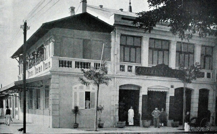 Hiệu thuốc Tây J. Blanc ở góc đường Paul Bert – Henri Rivìere (nay là góc Tràng Tiền – Ngô Quyền), là hiệu thuốc Tây đầu tiên của Hà Nội. Ảnh: Gallica.bnf.fr.