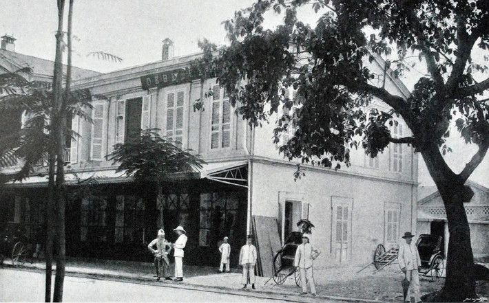 Cửa hàng của hai anh em Debeaux trên phố Paul Bert - nay là phố Tràng Tiền. Ảnh: Gallica.bnf.fr.