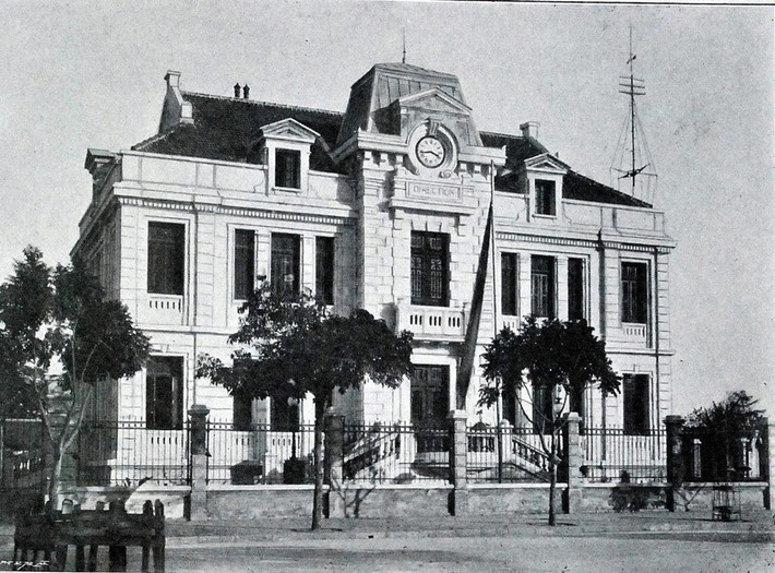 Nha Tổng Giám đốc Bưu điện và Điện tín, Hà Nội năm 1900. Vị trí này ngày nay là Bưu điện Hà Nội bên bờ hồ Hoàn Kiếm. Ảnh: Gallica.bnf.fr.