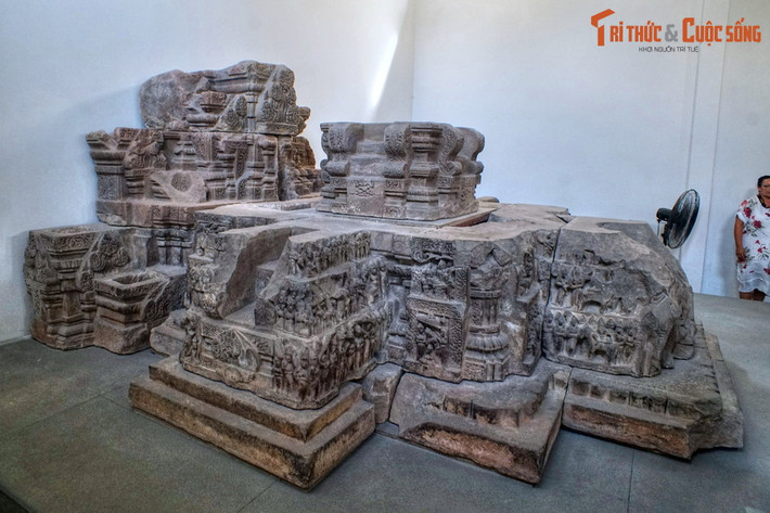 Cấu trúc đài thờ chia làm bốn phần: Phần đế dưới cùng, tiếp đến là bệ thờ lớn có mặt bằng hình vuông, trên bệ thờ lớn là một bệ thờ nhỏ cũng hình vuông và một bệ thờ cao hơn, áp vào mặt sau của bệ thờ lớn.
