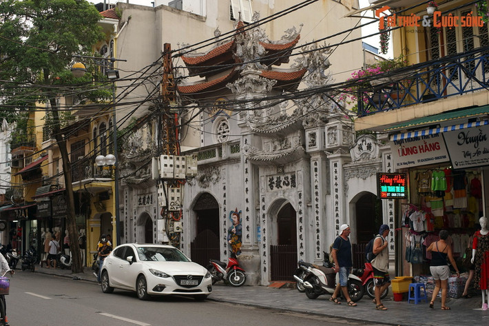 Tọa lạc ở số 38 Hàng Đường, trung tâm khu phố cổ Hà Nội, chùa Cầu Đông có lịch sử hình thành từ thời nhà Lý, là ngôi chùa có vị trí đắc địa bậc nhất khu phố cổ Hà Nội.