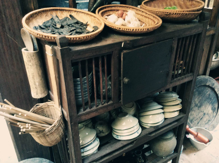 Có lẽ văn hóa sử dụng gạc-măng-rê đã thịnh hành Việt Nam từ thời Pháp thuộc nên vật dụng tưởng như rất dân dã với người Việt này lại mang một cái tên rất “tây”.