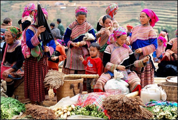 Quan điểm này được củng cố bằng một huyền thoại mà người H’Mông còn lưu truyền đến nay, đó là tổ tiên của họ sống ở một vùng quanh năm tuyết phủ, băng giá, ngày và đêm kéo dài đến cả 6 tháng – hiện tượng đặc trưng ở khu vực cận cực.