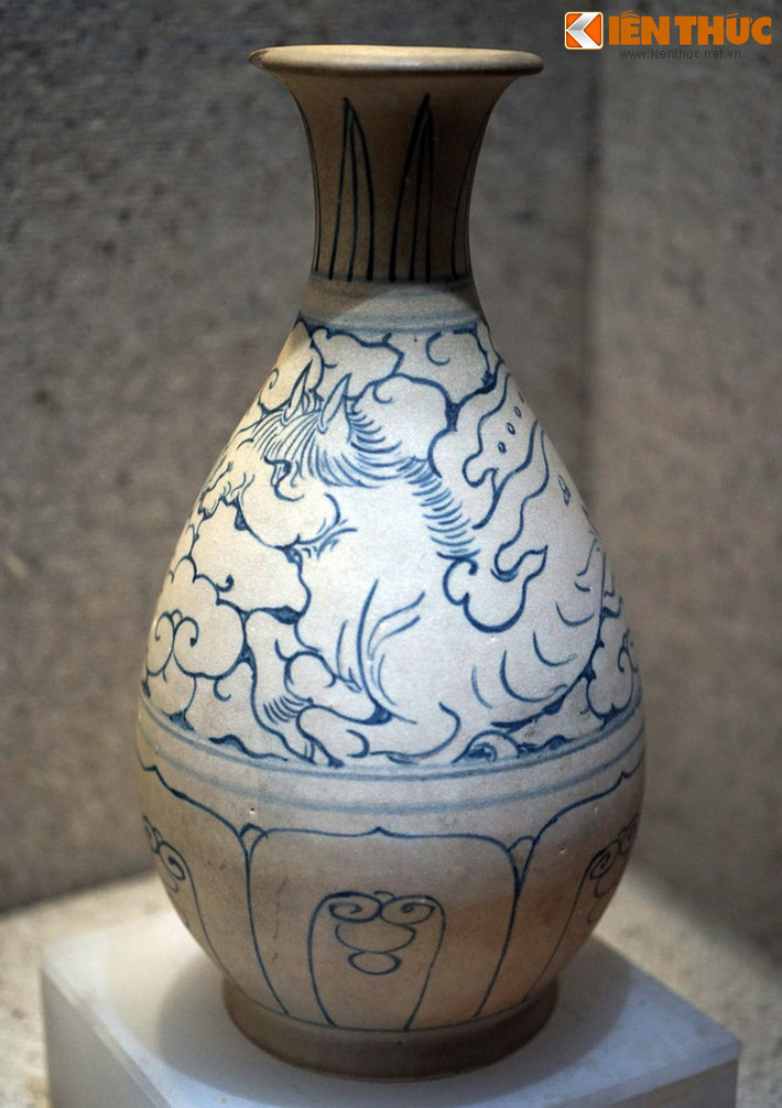 Kỳ lân cũng là tên người Việt dành cho pegasus (ngựa có cánh) phương Tây, dù kỳ lân truyền thống và pegasus không có liên hệ với nhau. Do sự giao thương với phương Tây mà pegasus xuất hiện trên một số cổ vật Việt. Ảnh: Kỳ lân - pegasus trên bình gốm hoa lam thời Lê sơ, thế kỷ 15.