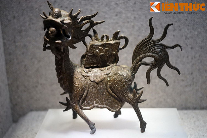 Tượng long mã bằng đồng thời Nguyễn, thế kỷ 19 – 20. Long mã là một dạng hóa thân của kỳ lân. Theo quan niệm của người xưa, long mã tượng trưng cho phẩm hạnh của các bậc thánh nhân.