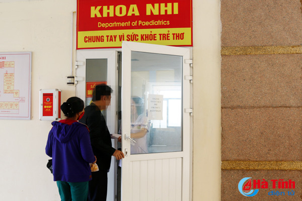 4. Con vào viện cấp cứu, "bố" vô cớ đánh bác sĩ: Khoảng 23h30 ngày 8/4/2018, Bác sỹ Nguyễn Đình Phi (trực chính khoa Nhi) tiếp nhận bệnh nhi Nguyễn Phúc Đạt trong tình trạng sốt cao. Nhanh chóng bác sỹ Phi chỉ đạo điều dưỡng Lê Thị Ngọc Trâm đưa bệnh nhân vào buồng bệnh và cặp nhiệt độ.