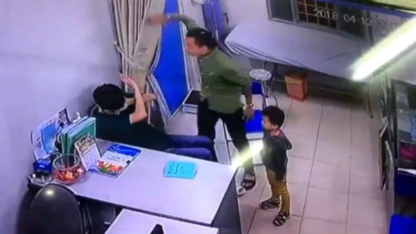3. Đánh liên tiếp bác sĩ khi đưa con vào viện khâu vết thương: Ngày 20/4/2018, cơ quan CSĐT Công an quận Ba Đình (Hà Nội) đã ra quyết định khởi tố vụ án, khởi tố bị can Trương Văn Thanh (32 tuổi, trú phường Vĩnh Phúc, quận Ba Đình, Hà Nội) để điều tra về hành vi gây rối trật tự công cộng.