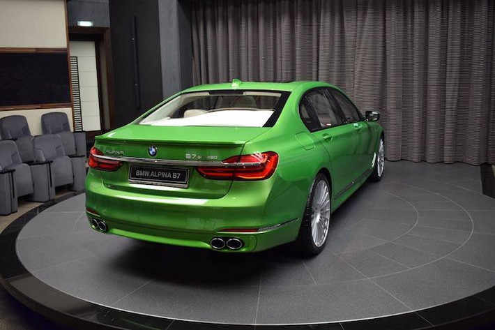 Ở đằng sau, những logo Alpina và B7 khẳng định sự đặc biệt của chiếc xe, bên cạnh cánh đuôi dạng nẹp, khiến chiếc xe trông thể thao hơn nhưng không mất đi vẻ sang trọng và thanh lịch vốn có.
