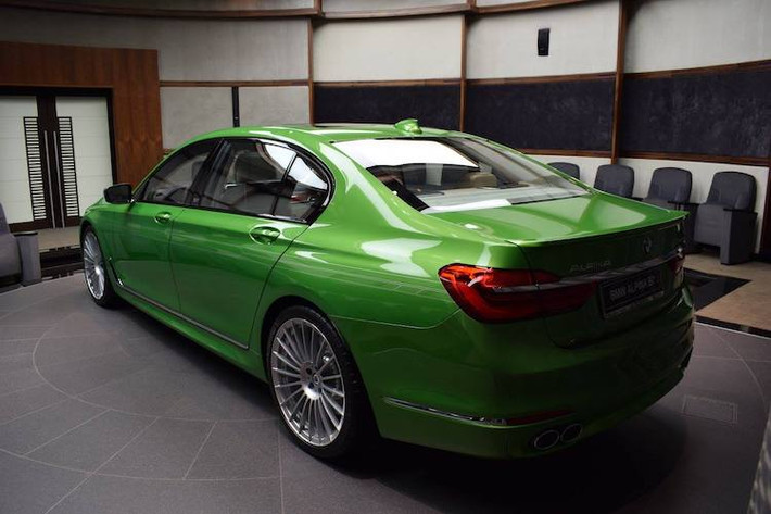 Hiện tại, một chiếc Alpina B7 độ từ 7 Series có giá khởi điểm từ 137.000 USD, sau khi đã tính tổng tất cả các chi phí (tương đương 3,04 tỷ đồng). Tuy nhiên do chiếc xe này đã được đại gia Ả Rập đặt hàng với màu xanh "thửa riêng" cùng nhiều "option" cao cấp trong nội thất, chắc chắn giá của xe sẽ còn cao hơn nữa.