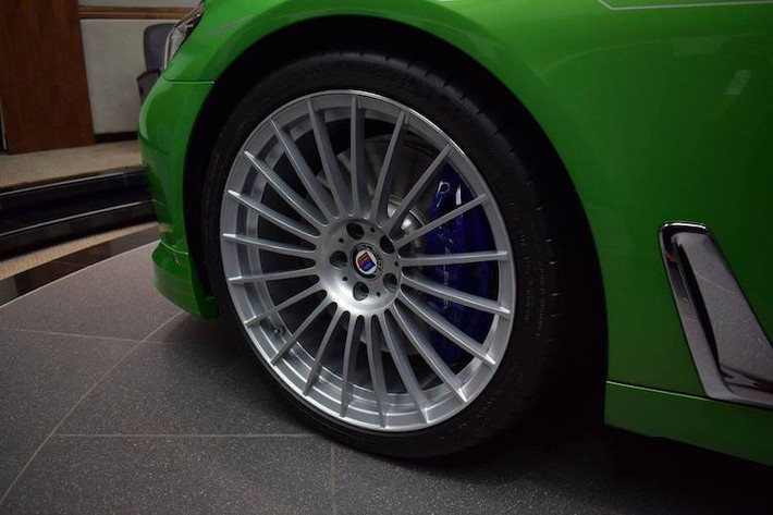 Giống như những chiếc Alpina khác, mẫu xe B7 xDrive cũng sở hữu bộ mâm 20 inch với thiết kế nhiều nan cổ điển, với tùy chọn mâm 21 inch. Lốp xe được nâng cấp lên Michelin với kích thước 255/40 phía trước và 295/35 phía sau.
