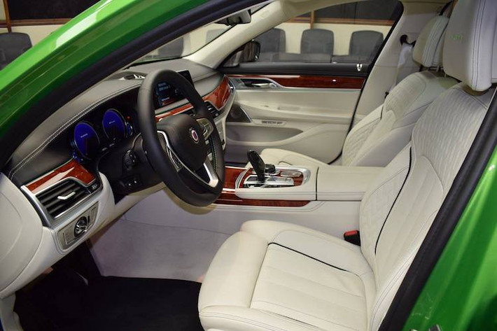 Không chỉ dùng lại ở ngoại thất, nội thất của Alpina B7 xDrive cũng "sang" hơn mẫu xe BMW 7 Series thường với bảng táp-lô bọc da, tay lái thể thao có chỉ thêu tương phản màu xanh dương/xanh lá, hệ thống thông tin giải trí thế hệ mới nhất...
