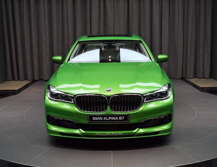 Theo phong cách quen thuộc của Alpina, phần thân của chiếc 7 Series độ thành Alpina B7 không được thay đổi nhiều, chỉ bổ sung thêm các nẹp khí động học dưới bodykit. Lưới tản nhiệt hình bầu dục của BMW cũng được bổ sung thêm các nan có khả năng thay đổi góc nghiêng để tăng hiệu quả khí động học.
