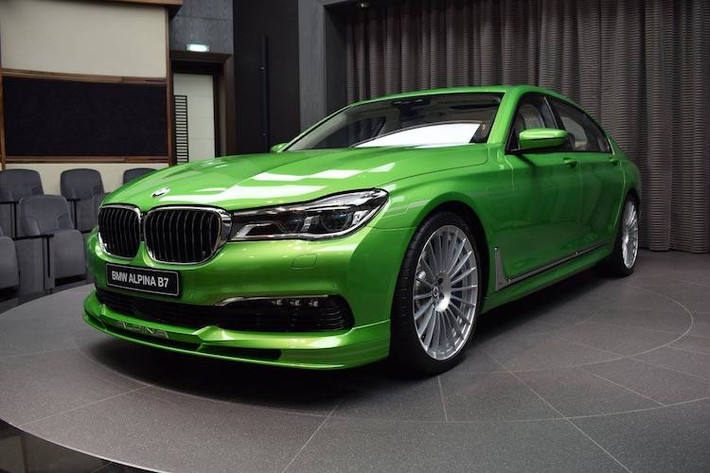 Trước khi BMW ra mắt chiếc M760Li, BMW Alpina B7 từng là "phiên bản" 7 Series mạnh mẽ nhất, sang trọng nhất. Sở dĩ có thể coi B7 là một phiên bản chính thức của 7 Series đó là vì dù một hãng độ, nhưng Alpina có mối quan hệ rất tốt với BMW, thậm chí những chiếc xe của hãng được bán trong showroom chính hãng.