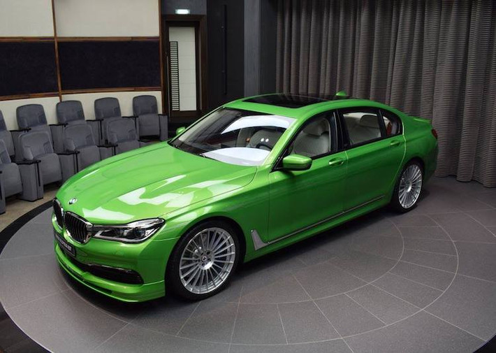 Dựa trên động cơ 4.4l tăng áp kép V8 của BMW, Alpina đã cải tiến hàng loạt các chi tiết như turbo, dàn tản nhiệt, piston, ống xả thể thao... để đạt công suất tối đa lên tới 592 mã lực và mô-men xoắn cực đại 800 Nm. Với sức mạnh này, Alpina B7 có thể đạt 0-100 km/h chỉ trong 3,6 giây và tốc độ tối đa lên tới 311 km/h.