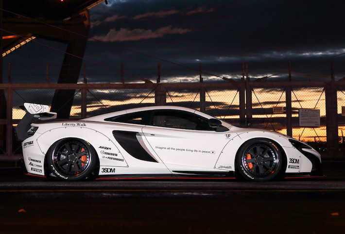 Theo đúng phong cách Liberty Walk, cả 4 vòm bánh xe của McLaren 650S đã được nới rộng bằng các tấm ốp được khoan lỗ bắt vít vào thân xe. Để vừa với hốc bánh lớn hơn, bộ mâm Rotiform thiết kế nhiều nan với lòng cực rộng đã được hãng độ này lựa chọn.