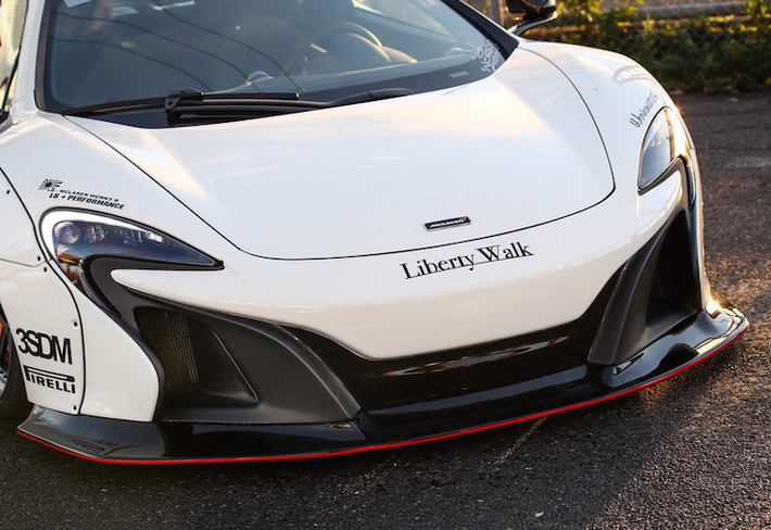 Ở phía trước, Liberty Walk đã giữ nguyên cản trước của McLaren 650S nguyên bản, sau đó lắp cho chiếc xe cánh khuếch tán khí động học bên dưới cản. Để tạo điểm nhấn cho chiếc xe, phần mép của cánh khuếch tán dưới cản trước đã được Liberty Walk sơn viền chỉ đỏ.