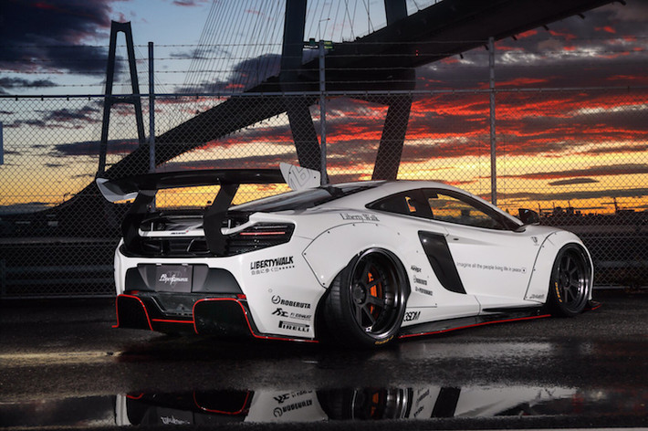 Để có thể trang bị "full bài" widebody Liberty Walk cho "xế cưng" của mình, chủ nhân của mỗi chiếc 650S sẽ phải bỏ ra 42.380 USD (tương đương 959 triệu đồng), chưa bao gồm tiền vận chuyển và công lắp đặt. Để tiết kiệm chi phí, họ có thể lựa chọn widebody bằng sợi thủy tinh gia cường thay vì sợi carbon, với giá "chỉ" 34.000 USD (770 triệu đồng).