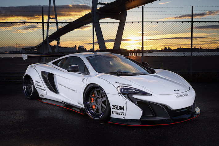 Ở dạng nguyên bản, siêu xe McLaren 650S vốn đã là một mẫu siêu xe với thiết kế đầy cá tính và độc đáo. Tuy nhiên đối với những "đại gia" thích chơi "của lạ", họ vẫn muốn chiếc 650S của mình trở nên "độc" hơn nữa. Đó là lý do khiến hãng độ Liberty Walk nổi tiếng từ Nhật đã "dành riêng" cho 650S một bộ widebody "hàng thửa".