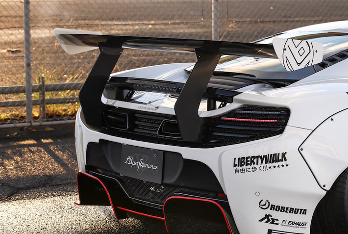 Trong khi đó ở phía sau, Liberty Walk đã độ lại hoàn toàn phần đuôi xe với cản sau hoàn toàn mới, có các khe thoát nhiệt cùng cánh khuếch tán dưới gầm lớn hơn. Đặc biệt, một cánh đuôi cực lớn được gắn phía sau xe khiến 650S có ngoại hình khá gần với siêu xe đua P1 GTR từ chính McLaren.