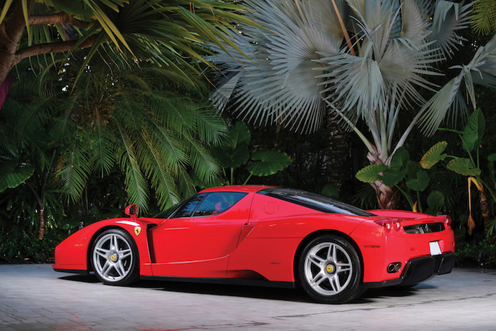 Được "chấp bút" bởi Ken Okuyama - nhà thiết kế từng đứng đầu hãng thiết kế Pininfarina, Enzo nổi bật bởi kiểu dáng góc cạnh hơn những mẫu siêu xe cùng thời của Ferrari. Tuy nhiên khi ra mắt, chiếc xe cũng đã từng nhận được nhiều ý kiến trái chiều bởi sự sai lệch về tỷ lệ của mình (phần mũi xe quá dài trong khi đuôi ngắn).