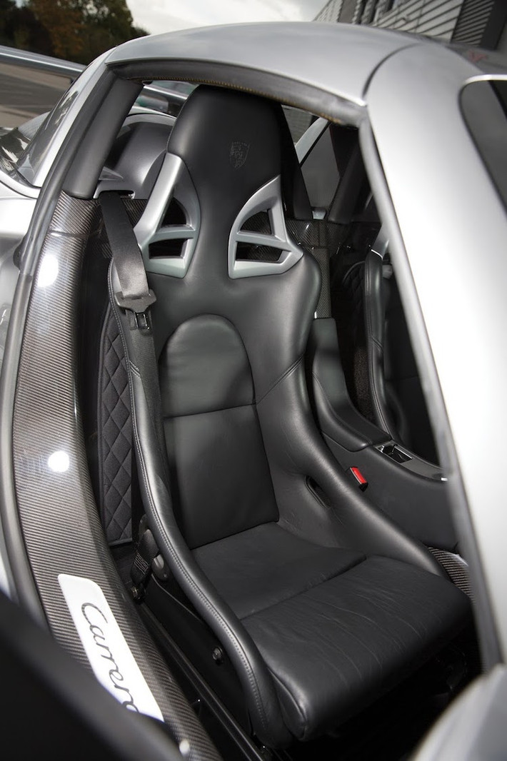 Carrera GT được mệnh danh là siêu xe đúng nghĩa cuối cùng được thiết kế theo hướng "analog" - nghĩa là hướng tới trải nghiệm sau tay lái trung thực nhất mà không có sự can thiệp của các hệ thống điện tử phức tạp như những siêu xe hiện đại ngày nay. Điều này được thể hiện khá rõ trong nội thất hiện đại nhưng tối giản của xe, với số nút bấm được hạn chế tối thiểu, không có hệ thống thông tin giải trí hiện đại.