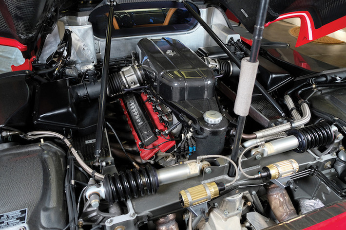 Enzo Ferrari được trang bị khối động cơ V12 6.0l nạp khí tự nhiên, với công suất tối đa 651 mã lực và mô-men xoắn cực đại 657 Nm. Với động cơ này, siêu xe mang tên nhà sáng lập Ferrari có thể tăng tốc từ 0-100 km/h trong chỉ 3,1 giây và đạt tốc độ tối đa 355 km/h.