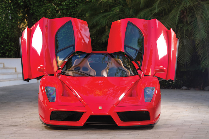 Trong 3 mẫu xe này, Enzo Ferrari được ra mắt đầu tiên khi đã xuất hiện từ năm 2002 tại triển lãm Paris. Mang tên gọi của người sáng lập ra hãng xe, Enzo Ferrari đã được chế tạo để kỷ niệm chức vô địch đầu tiên của Ferrari tại giải đua Công thức 1 trong thiên niên kỷ mới.