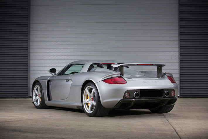 Vào năm 2003, phiên bản sản xuất hàng loạt của Carrera GT chính thức được ra mắt, trước khi bán ta vào năm 2004. Vốn nổi tiếng với những chiếc 911 với động cơ đặt sau, Carrera GT là một trong những siêu xe dân dụng hiếm hoi của hãng xe Porsche có động cơ đặt giữa - cách bố trí điển hình của những siêu xe hàng đầu Thế giới.