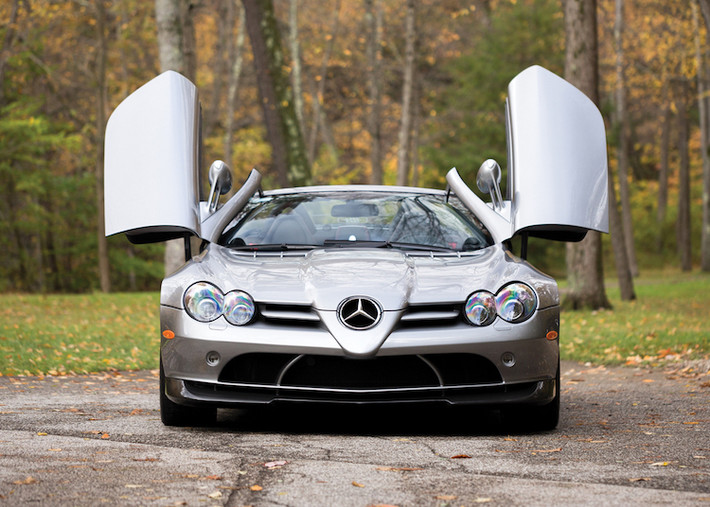 Để có thể đưa SLR lên dây chuyền sản xuất hàng loạt, Mercedes đã quyết định hợp tác với McLaren. Đó là lý do vì sao chiếc xe cuối cùng có tên gọi SLR McLaren. Trong đó, "SLR" là tên gọi lấy cảm hứng từ chiếc xe đua 300 SLR đời 1955, viết từ tiếng Đức "Sport Leicht Rennsport", nghĩa là xe đua thể thao siêu nhẹ.