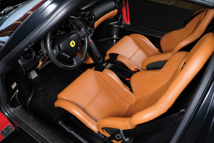 Ở bên trong nội thất, Enzo Ferrari có thiết kế đơn giản, hướng tới trải nghiệm lái thay vì độ tiện nghi. Chính vì vậy, chiếc xe chỉ được trang bị đầu CD đơn thuần cùng dàn âm thanh Alpine. Toàn bộ nội thất của xe đã được bọc trong da cao cấp và vải alcantara.