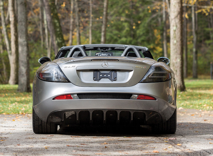 Dù cũng được xếp vào hàng "tam hoàng" siêu xe trong thập niên 2000 nhưng so với Enzo và Carrera GT, siêu xe SLR McLaren ở đẳng cấp thấp hơn và cũng được sản xuất với số lượng lớn hơn. Hiện nay, chiếc xe có giá dao động từ 250.000 USD trở lên.