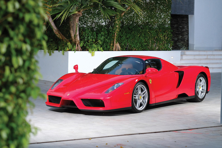 Nếu như hiện tại, tam hoàng siêu xe hybrid Ferrari LaFerrari, Porsche 918 Spyder và McLaren P1 đang "làm mưa làm gió" thì vào đầu thập niên đầu tiên của Thế kỷ 21, những fan siêu xe đã từng "thèm khát" một bộ ba khác cũng từ 3 thương hiệu này, đó là Ferrari Enzo, Porsche Carrera GT và Mercedes SLR McLaren.