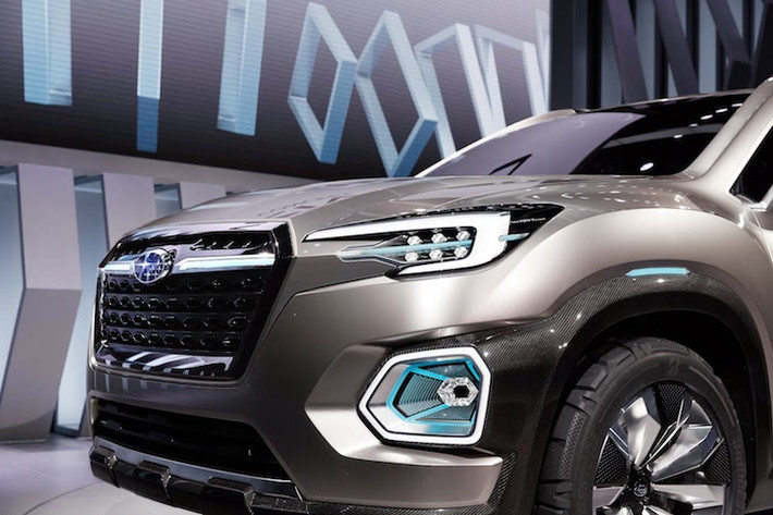 Thay vì kiểu dáng kỳ dị của Tribeca, Subaru đã rút kinh nghiệm và tạo cho Viziv-7 ngoại hình đầy mạnh mẽ, đúng chất xe SUV. Chiếc xe có lưới tản nhiệt truyền thống hình lục giác của Subaru, hai bên là cặp đèn pha LED hiện đại và đèn sương mù LED được nối liền với vòm bánh trước qua một thanh nẹp bằng sợi carbon.