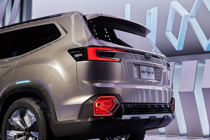 Ở phía sau, phần đuôi của Viziv-7 cũng đã được Subaru thiết kế đầy tinh tế, hiện đại và cá tính với cặp đèn hậu LED hình chữ C được nối loeenf với nhau ở phần trên. Ở bên dưới cản sau là 2 đèn định vị LED màu đỏ độc đáo với thiết kế tạo ấn tượng về độ sâu.