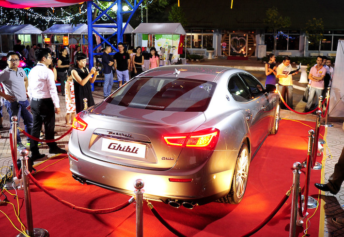 Nằm dưới dòng sedan cỡ lớn Quattroporte trong dòng sản phẩm của Maserati, Ghibli sở hữu thiết kế theo phong cách tương tự "đàn anh" của mình, hòa trộn giữa sự thể thao và sang trọng. Phần đầu xe toát lên vẻ dữ dằn nhờ thiết kế lưới tản nhiệt kiểu ngang trong khi đèn pha Bixenon kèm LED được vuốt nhọn như “cặp mắt” xếch. Thiết kế phần đuôi Ghibli khá thuôn dốc gần với kiểu một chiếc coupé gợi cảm.