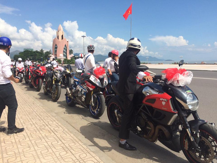 Ở vị trí dẫn đầu đoàn là chú rể, cầm lái chiếc Ducati Diavel để "đưa nàng về dinh".