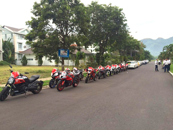 Trong khi đó ở phía trước 2 chiếc xe hơi, một đội môtô phân khối lớn đã có mặt để cùng rước dâu. Được biết những chiếc môtô này đều thuộc sở hữu của những người bạn chung niềm đam mê với chú rể.