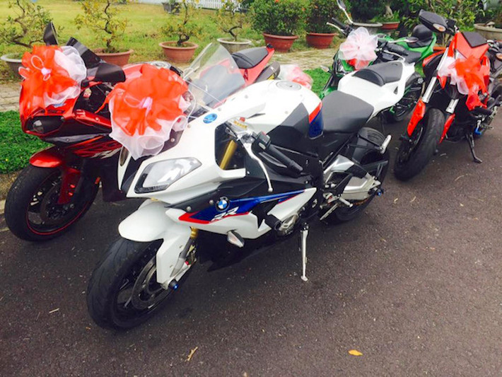 Đa số những mẫu xe xuất hiện trong đoàn đều là những chiếc superbike đình đám. Trong ảnh là BMW S1000RR "sánh đôi" cùng Yamaha R1, phía sau là Ducati Hyperstrada và Kawasaki Z800.