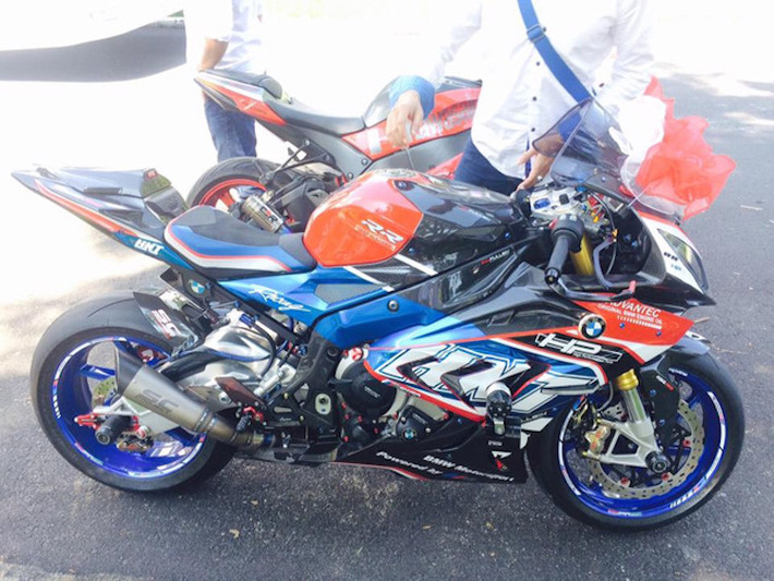 Một chiếc siêu môtô BMW S1000RR được độ "khủng" trong đoàn xe với các món phụ kiện đắt giá như pô SC Project titan full system, mâm Marchesini Genesi M7RS...