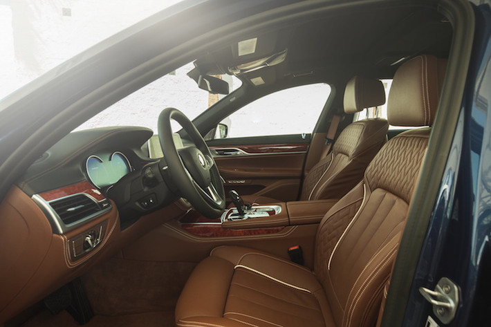 Không chỉ dùng lại ở ngoại thất, nội thất của Alpina B7 xDrive cũng "sang" hơn BMW 7 Series thường với bảng táp-lô bọc da, tay lái thể thao có chỉ thêu tương phản màu xanh dương/xanh lá, hệ thống thông tin giải trí thế hệ mới nhất...