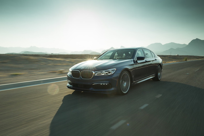 Dựa trên động cơ 4.4l tăng áp kép V8 của BMW, Alpina đã cải tiến hàng loạt các chi tiết như turbo, dàn tản nhiệt, piston, ống xả thể thao... để đạt công suất tối đa lên tới 592 mã lực và mô-men xoắn cực đại 800 Nm. Với sức mạnh này, Alpina B7 có thể đạt 0-100 km/h chỉ trong 3,6 giây và tốc độ tối đa lên tới 311 km/h.