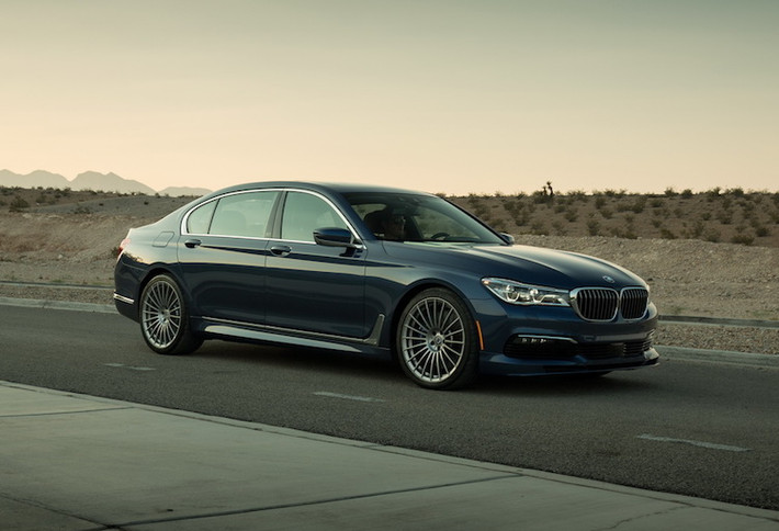 Trước khi BMW ra mắt chiếc M760Li, BMW Alpina B7 từng là "phiên bản" 7 Series mạnh mẽ nhất, sang trọng nhất. Sở dĩ có thể coi B7 là một phiên bản chính thức của 7 Series đó là vì dù một hãng độ, nhưng Alpina có mối quan hệ rất tốt với BMW, thậm chí những chiếc xe của hãng được bán trong showroom chính hãng.