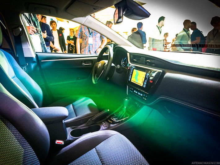 Toyota cũng cho biết rằng họ đã khiến cabin của xe đem tới cảm giác sang trọng hơn bằng các vật liệu mềm và chỉ thêu màu tương phản. Hệ thống treo cũng đã được cải tiến với độ mềm lớn hơn. Mọi phiên bản của xe tại thị trường Thái đều có sẵn 7 túi khí.