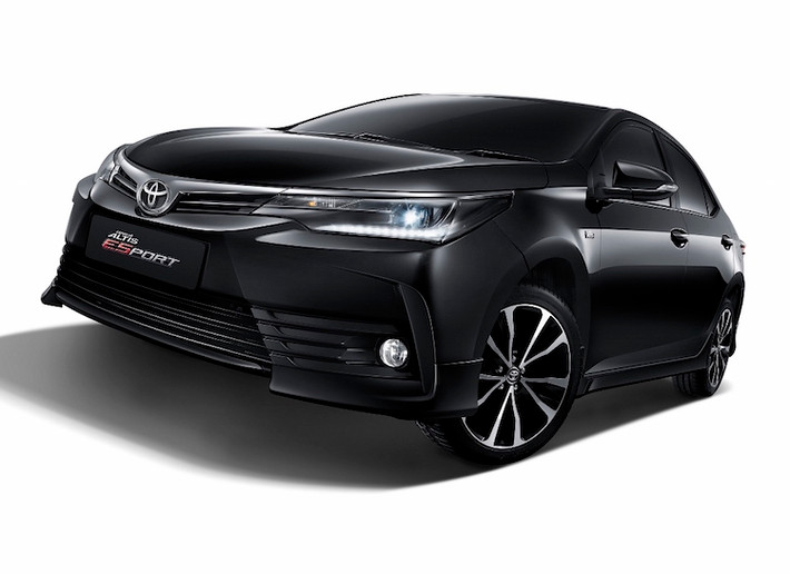 Bên cạnh các phiên bản thường, bản thể thao Corolla Altis ESport cũng được Toyota nâng cấp với những thay đổi như bodylips thể thao ốp dưới các cản, mâm 17 inch, cánh đuôi phía sau. Toyota còn cho biết hệ thống treo của phiên bản này đã được điều chỉnh để đem tới cảm giác lái thể thao hơn.