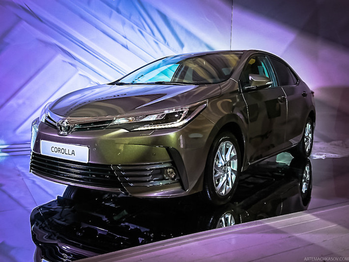 Trên phiên bản mới nhất này, Corolla Altis 2018 đã có phần đầu được thiết kế lại, đem tới vẻ thể thao và năng động hơn nhờ cặp đèn pha LED sắc sảo, kết hợp với cản trước với các khe hút gió "giả" với kích thước lớn.